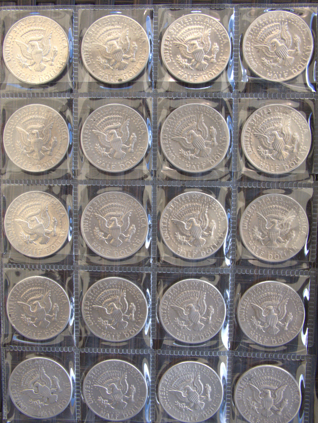 Libro de Colección de Medias Dólares Kennedy (1940–1983) – 5 Páginas Completas – Varios Años y Casas de Moneda