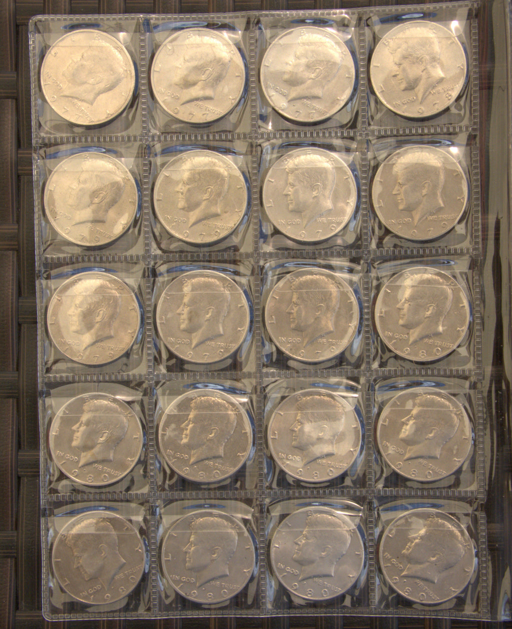 Libro de Colección de Medias Dólares Kennedy (1940–1983) – 5 Páginas Completas – Varios Años y Casas de Moneda