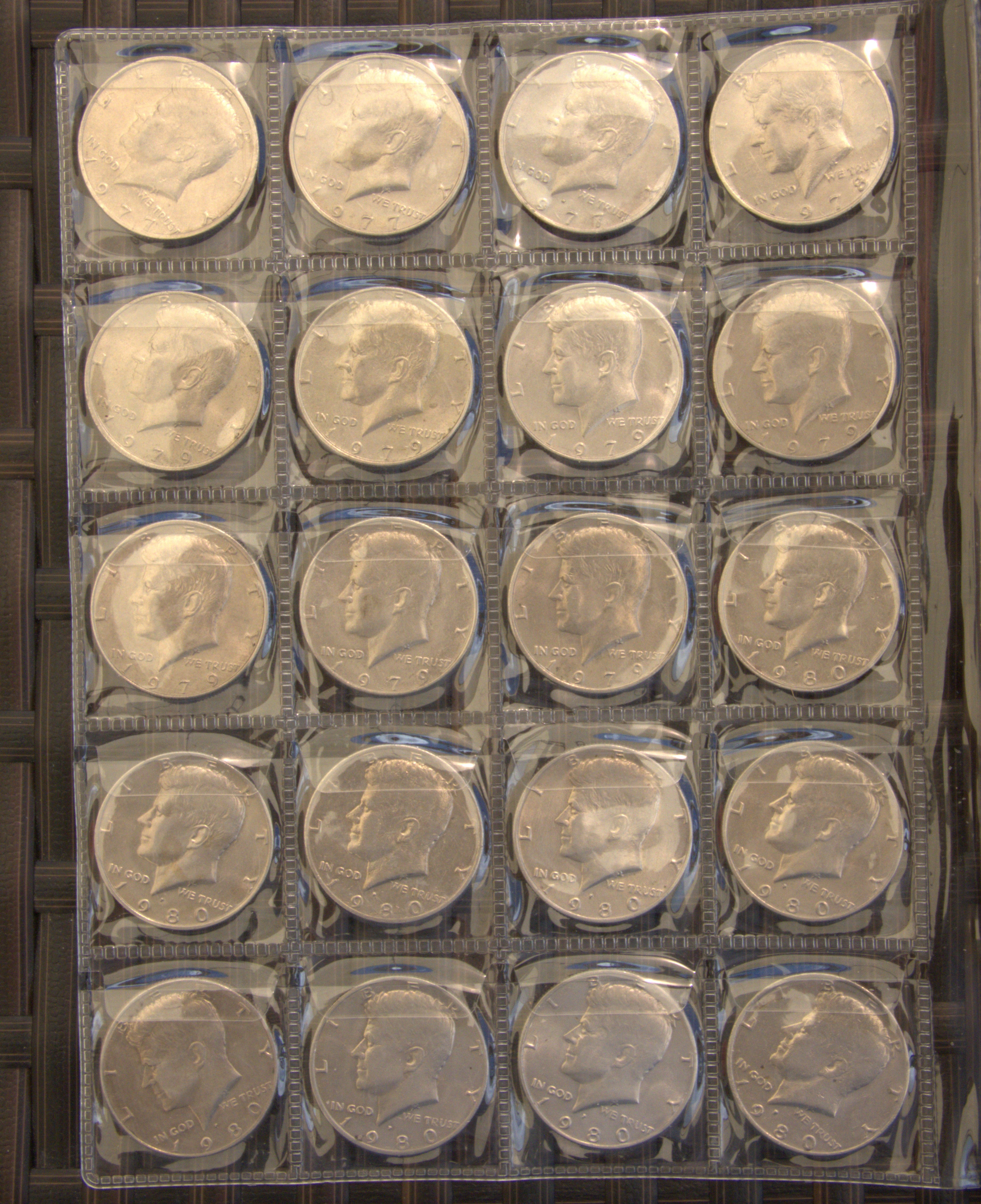 Libro de Colección de Medias Dólares Kennedy (1940–1983) – 5 Páginas Completas – Varios Años y Casas de Moneda